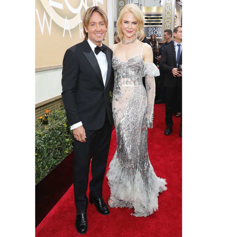 نيكول كيدمان تألقت في فستان فضي من الكسندر مكوين واختار زوجها بدلة سوداء وكانوا من الأكثر أناقة