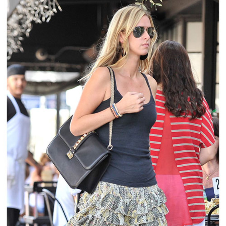 نيكي هيلوتن تحمل شنطة لوك من فالنيتنو