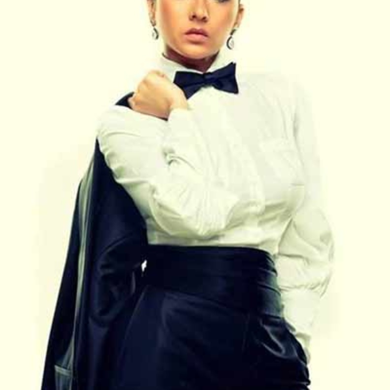 نيللي كريم بالبدلة الرجالية