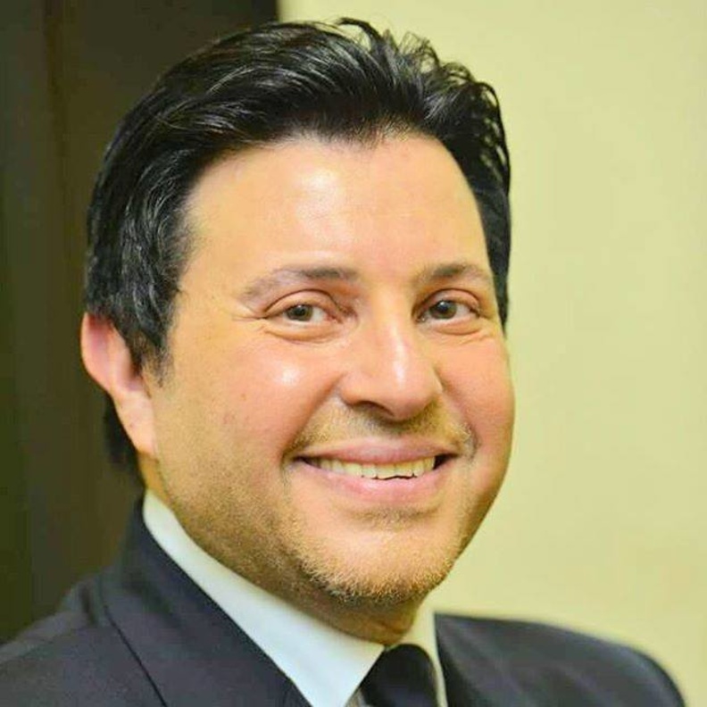 صورة تذكاري لنقيب الموسيقيين مع العاملين بالمستشفى