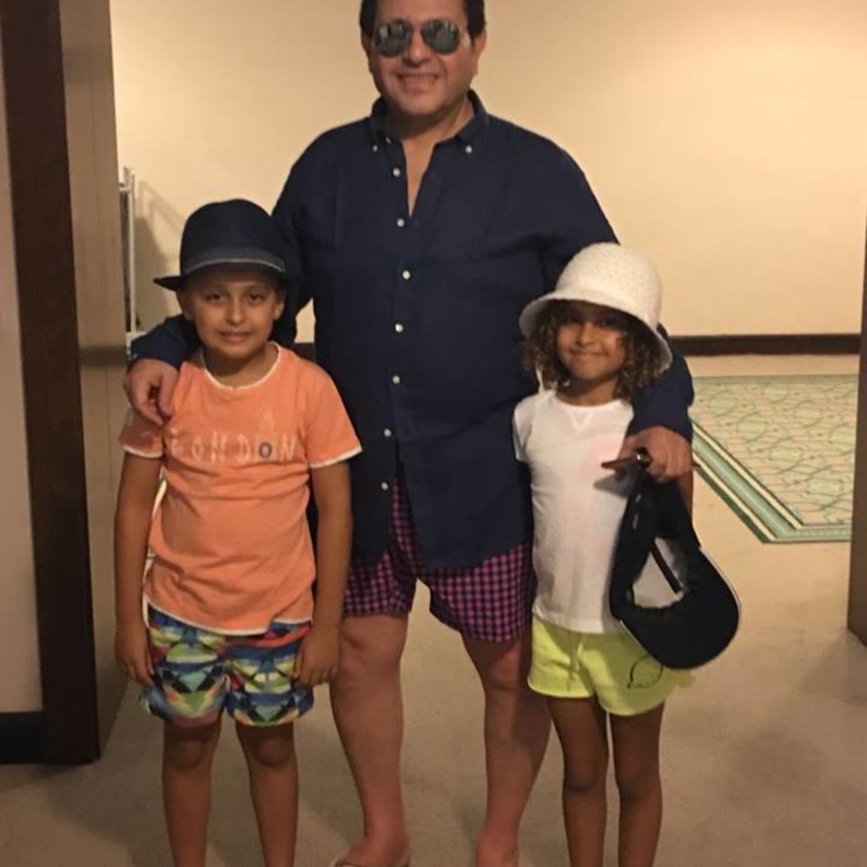 هاني شاكر مع حفيديه