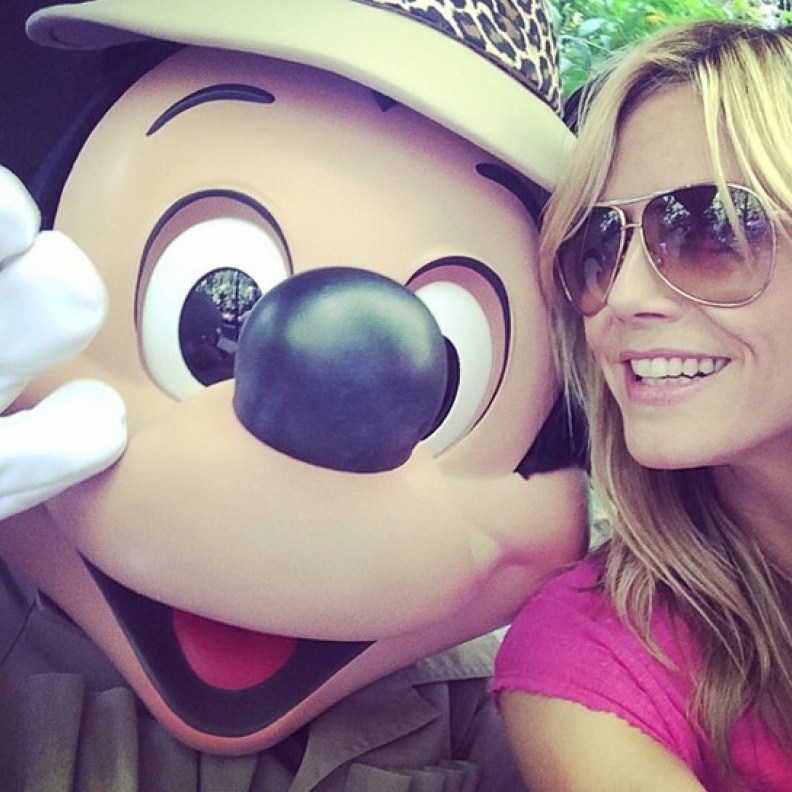  هايدى كلوم مع ميكى ماوس.