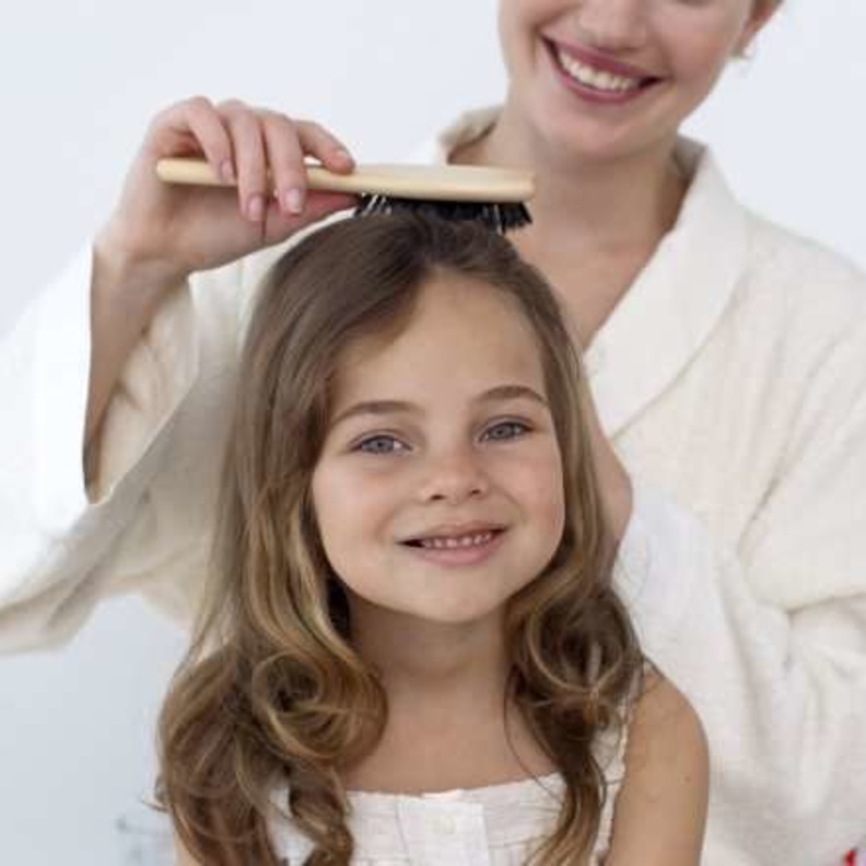 هذه التسريحات تسبب سقوط شعر ابنتك