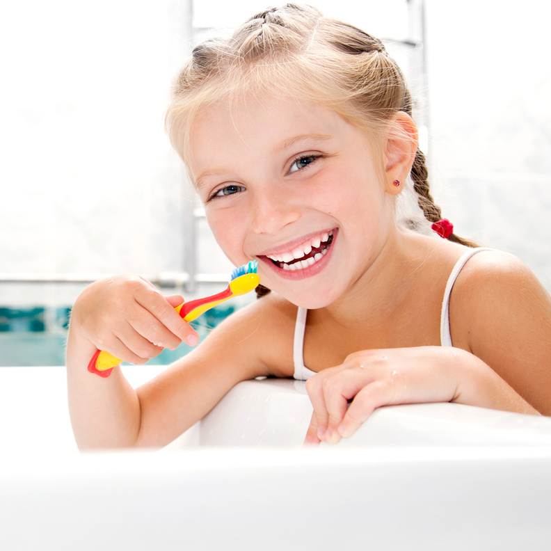 هذه الفاكهة تحمي اسنان طفلك من التسوس