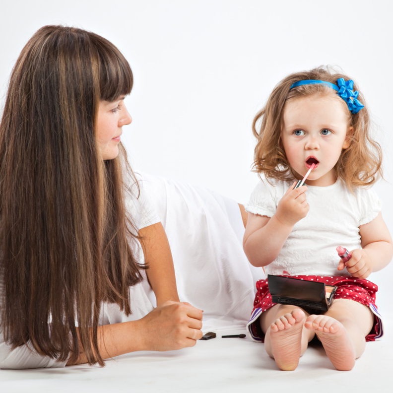 هل تدمن طفلتك استخدام ادوات مكياجك .. احذري ذلك لسلامتها