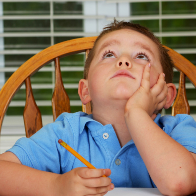 يعاني الطفل من تشتت الانتباه او يسهل تشتيته