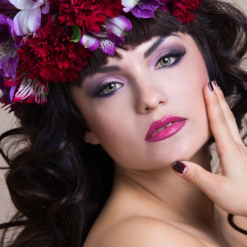 هل تجرؤين على تزيين شفتيك بالبنفسجي يوم الزفاف؟