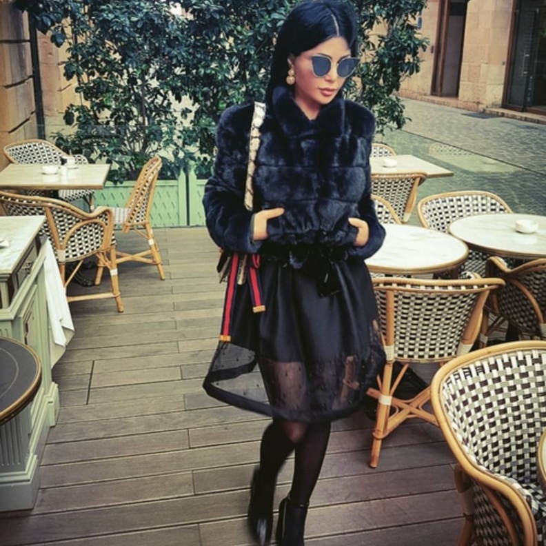 هيفاء وهبي تختار تنورة راقية وعصرية باللون الأسود من توقيع دار شانيل Chanel