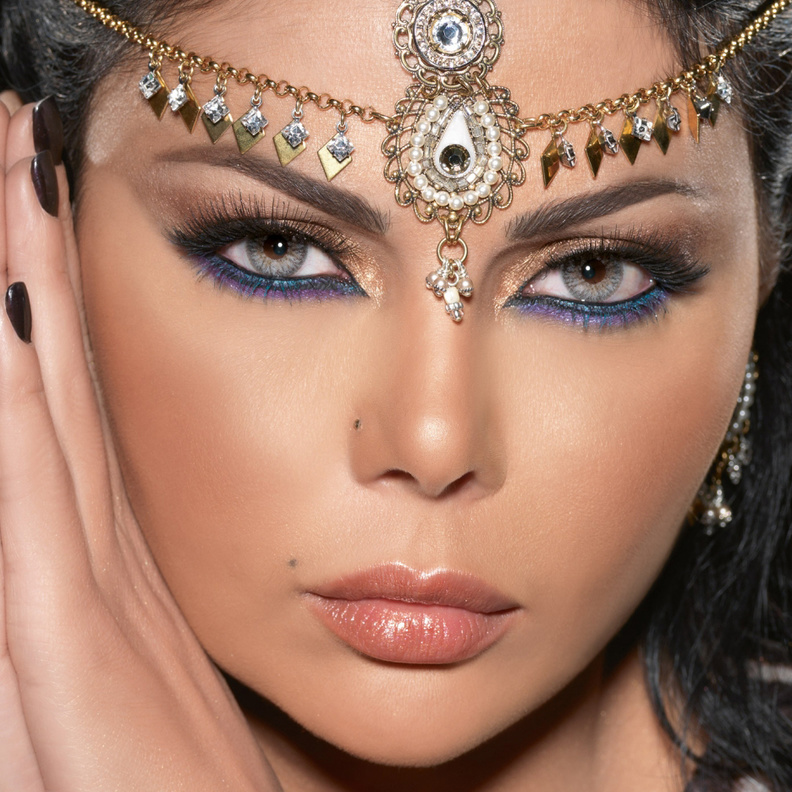 هيفاء وهبي ومكياج عربي بالظلال الملونة
