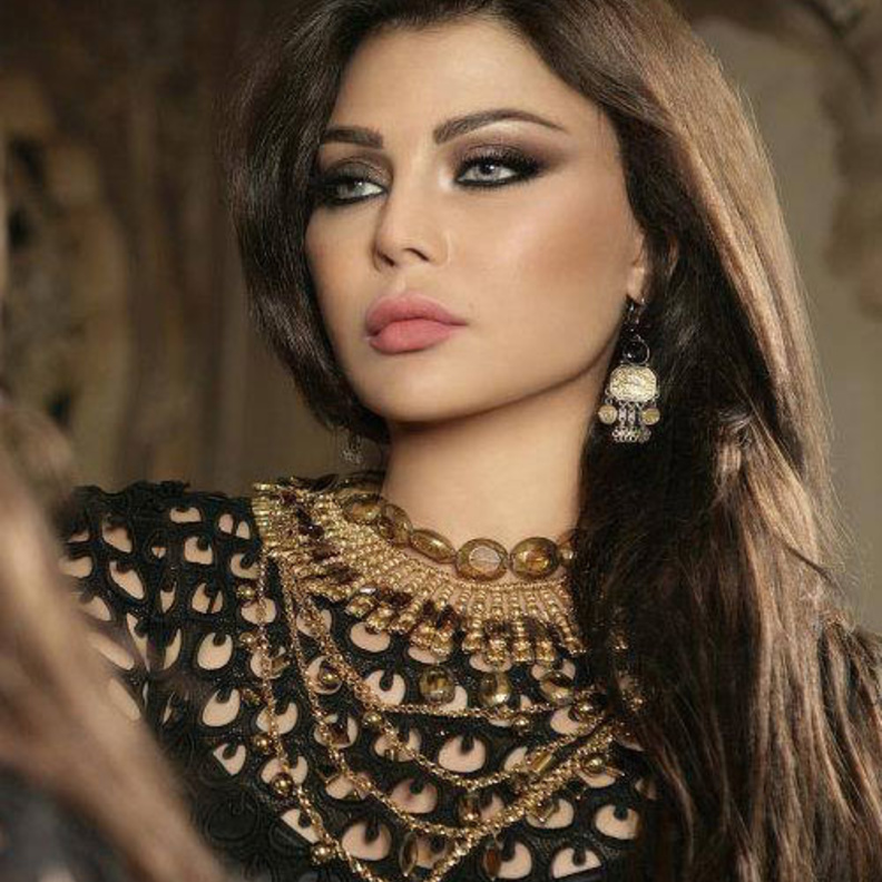 هيفاء وهبى وطلة ثانية باللون الأسود