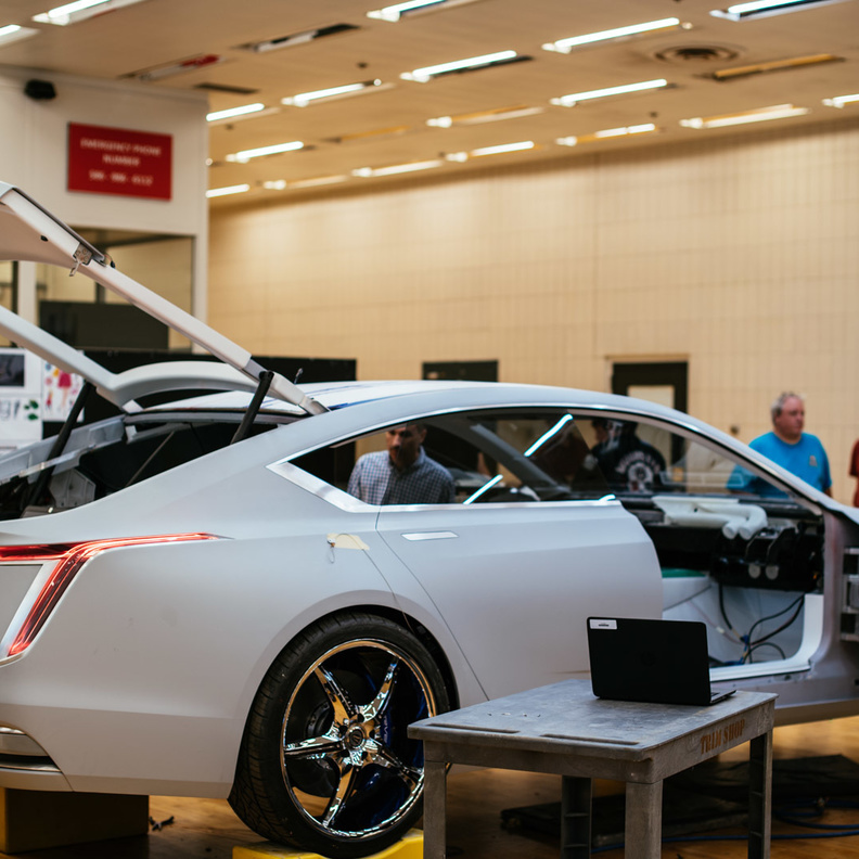 هيكل سيارة كاديلاك الفاخرة يشبه سيارة بورش