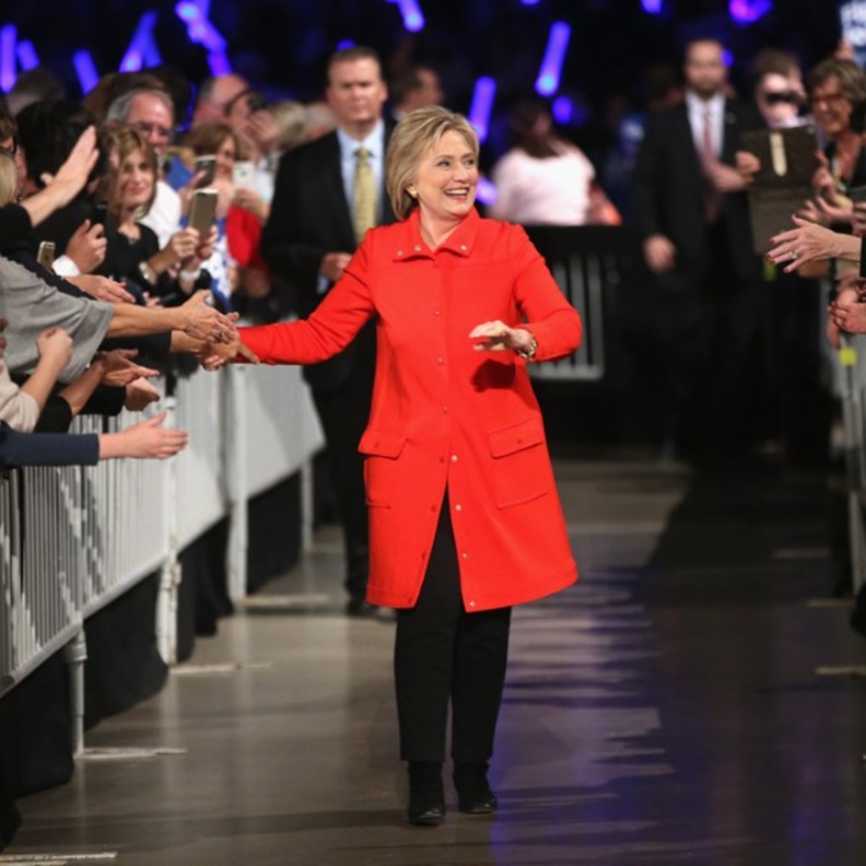 هيلاري كلينتون Hillary Clinton مع مشعة بموضة المعطف الاحمر