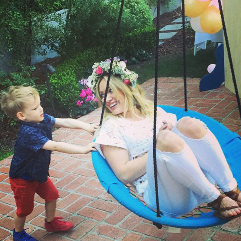 رغم طلب الطلاق: هيلاري داف تحتفل بعيد ميلاد لوكا مع زوجها 