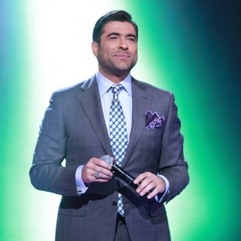 وائل كفوري في البدلة الرسمية السوداء