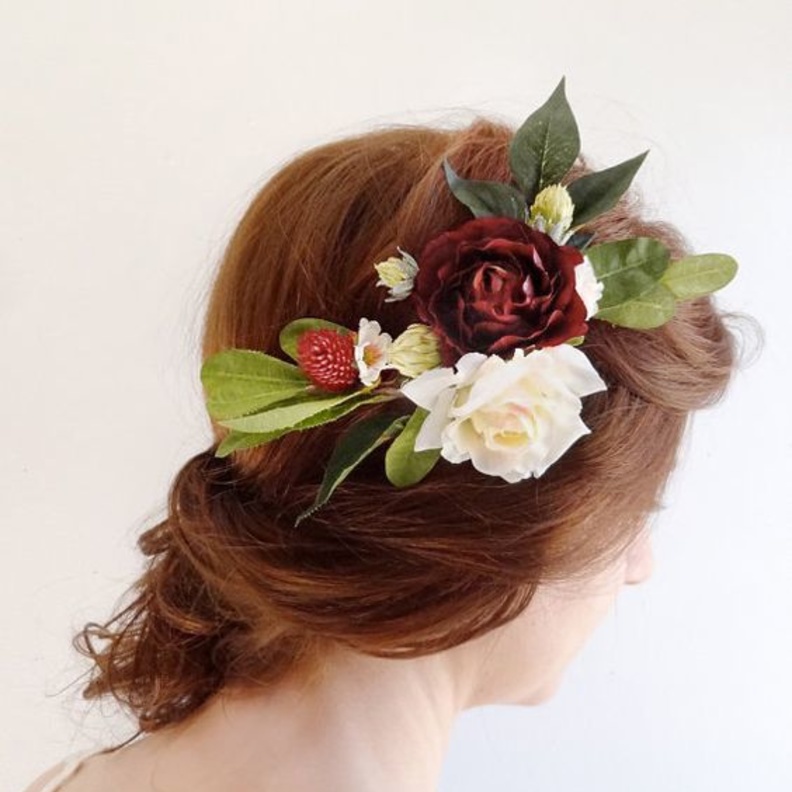 وردة من اللون العنابي و الابيض لزينة الرأس