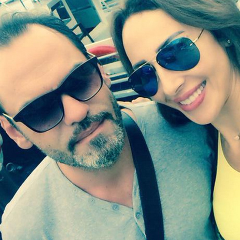 نادين الراسي تتوسط ورد الخال وخطيبها بوجود اصدقائهم