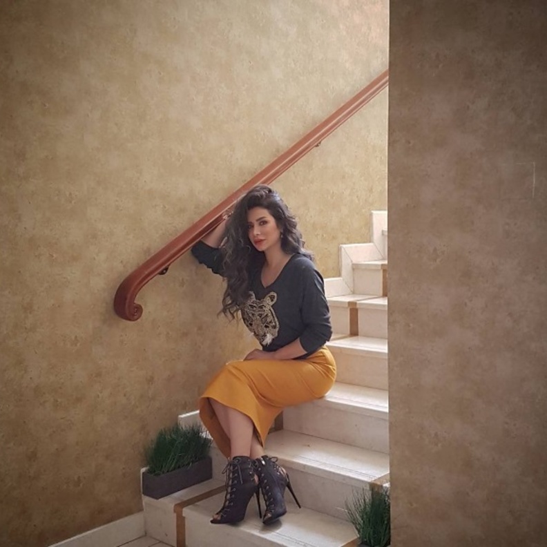 ورق الجدران بالوان الصحراء مع نثرات من النباتات هنا وهناك