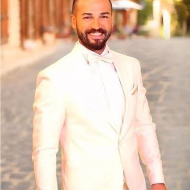 وسام حنا بالبدلة البيضاء