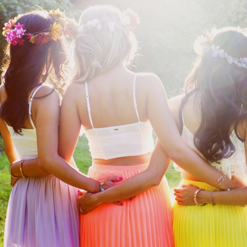 وصيفات الشرف في فساتين بألوان قوس قزح 