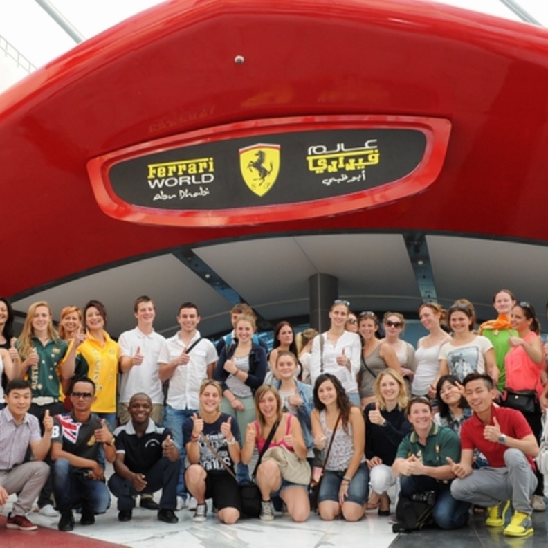  وفد الفارسات في مدخل عالم فيراري