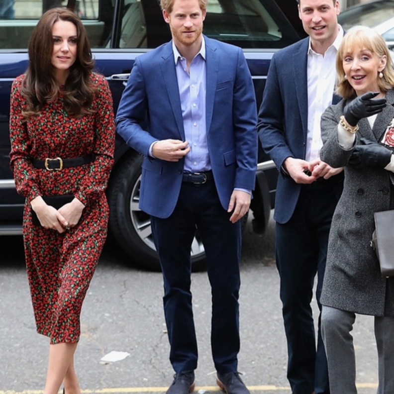 وليام وكيت وهاري يوزعون الجوائز