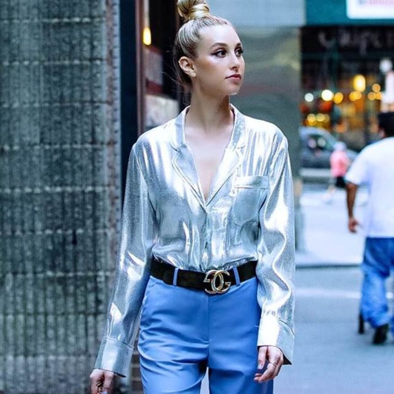 ويتناي بورت Whitney Port تخطت التقاليد ونسقت حزام قوتشي Gucci مع القميص اللماع الواسع 