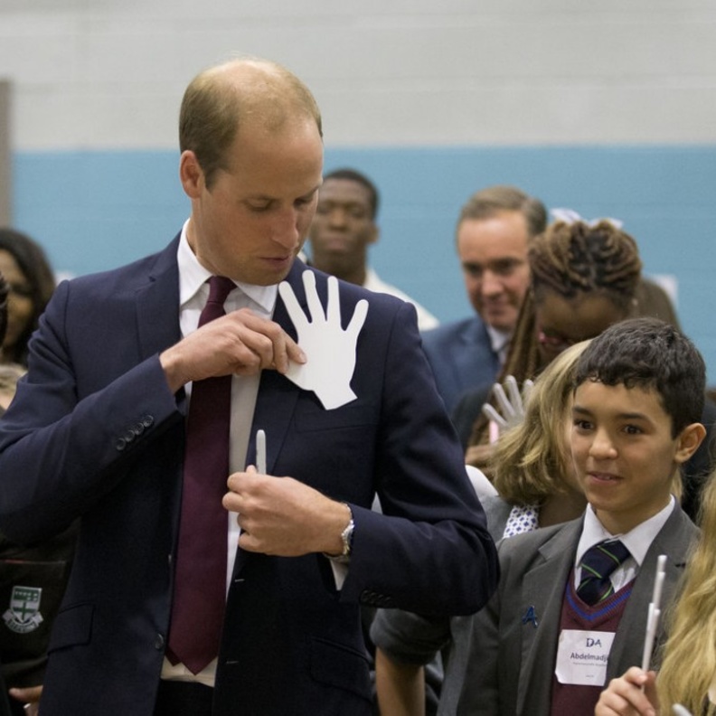 ويليام ممثلا لجميعة والدته ديانا