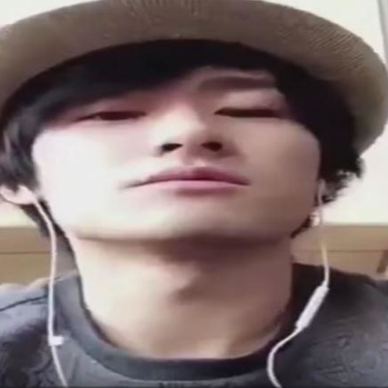 ياباني يلقي قصيدة باللغة العربية الفصحى