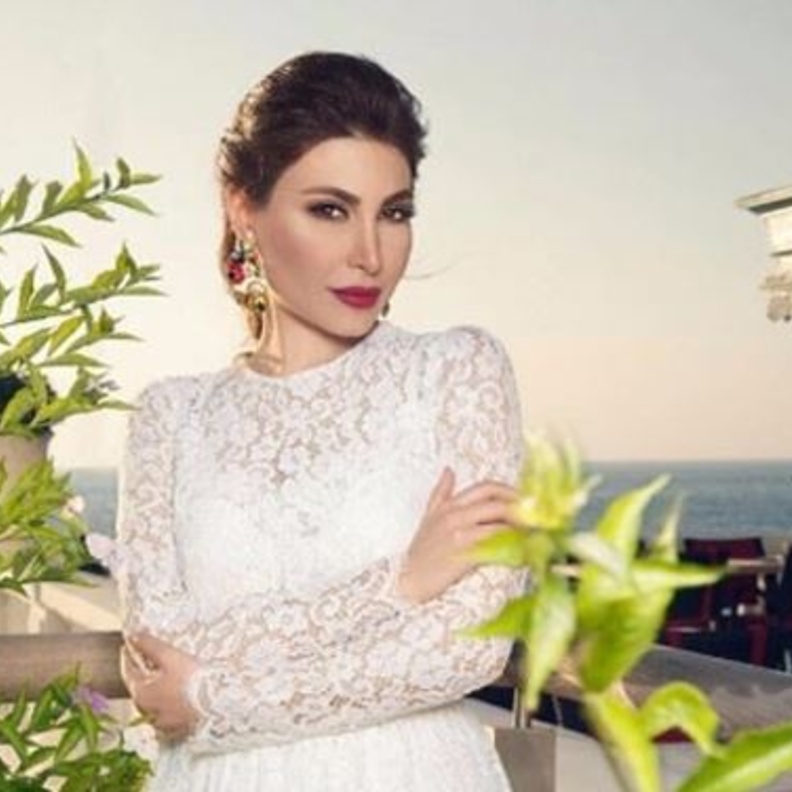 يارا بالفستان الابيض