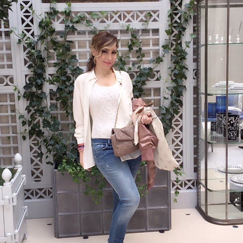 يارا تختار الالوان الهادئة مع الجينز