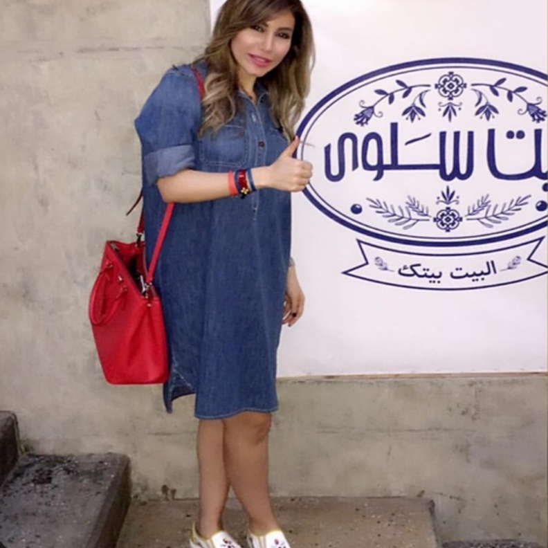 يارا تختار الشنطة الحمراء مع فساتين الجينز