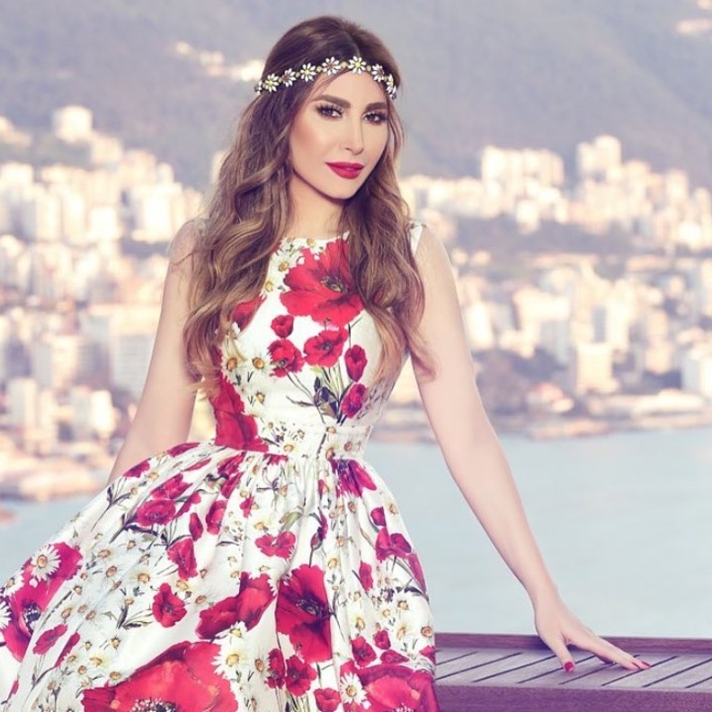 يارا وورد ابيض اكسسوار للشعر كاطلالة صيفية انيقة 