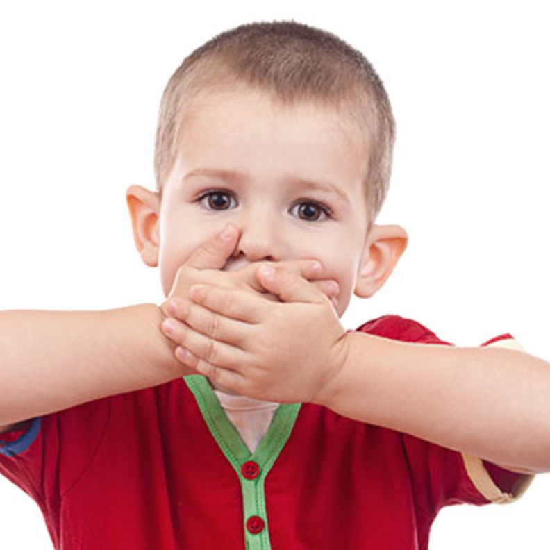 يجب ان تبحث الام عن سبب افشاء طفلها لاسرار المنزل