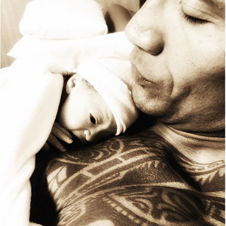 دواين جونسون يحتضن دواين جونسون