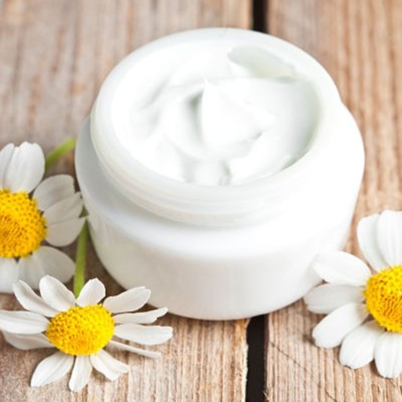 يحضر من البابونج خلطات ترطيب للبشرة الجافة