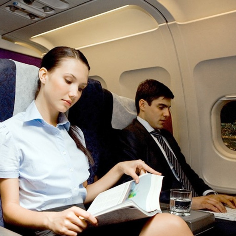 يعتبر السفر الطويل أحد أبرز العوامل المسببة لجلطات الساقين