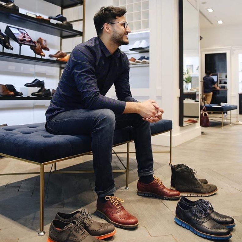 يعشق أحمد الأحذية بشدة خصوصا الرياضية و الجلد