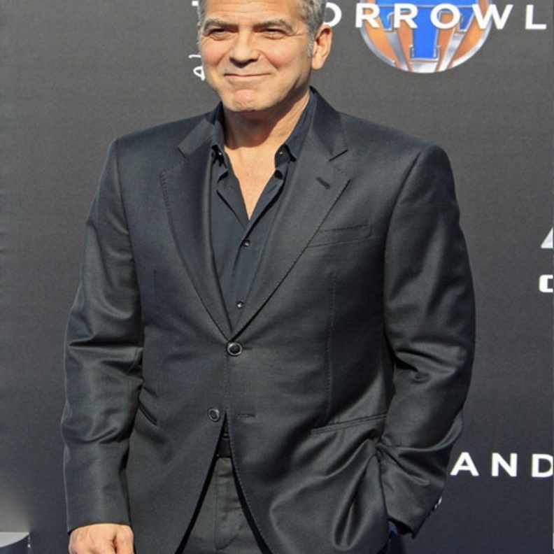 يختار التيشرت والجينز في إطلالاته المريحة