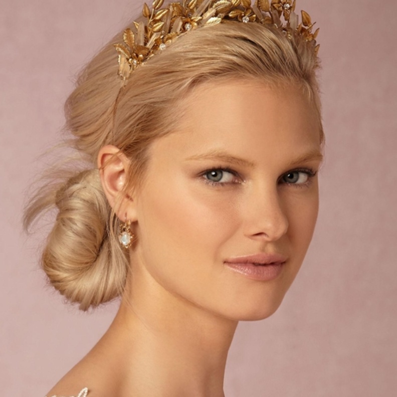 قالب حلوى ذهبي وابيض بتاج ملكي سيكمل  تناسق الديكور