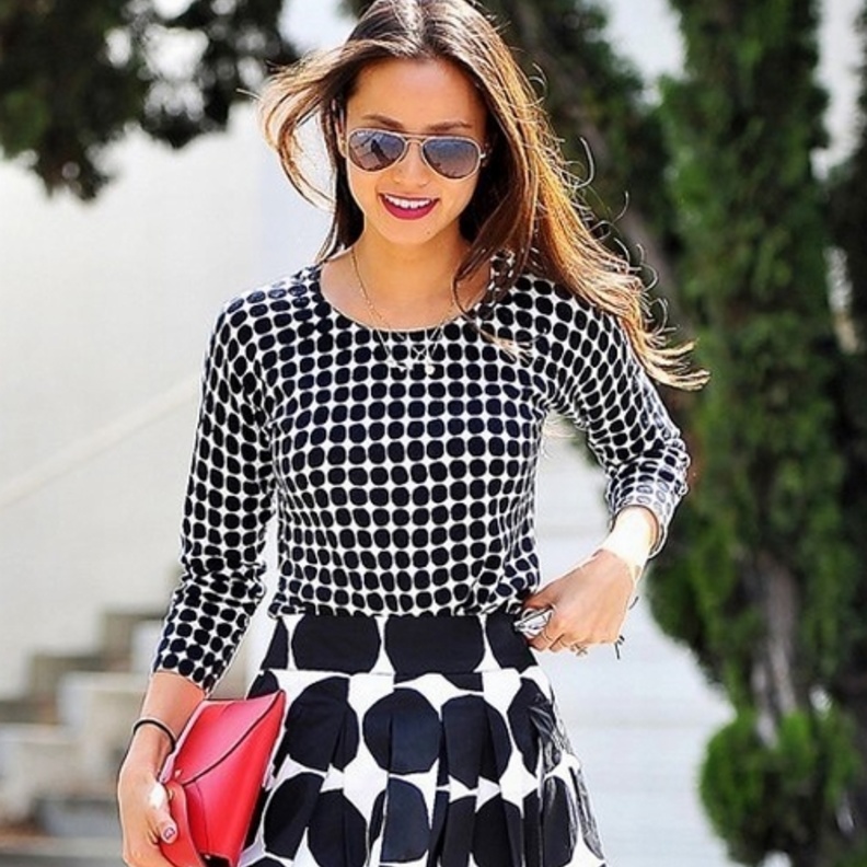 يمكنك دمج توب منقطة مع تنورة منقطة بشكل مختلف