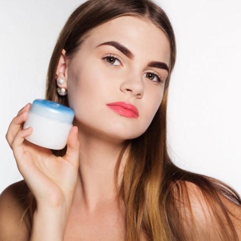 ينصح خبراء التجميل بعدم وضع الكريمات على الحواجب