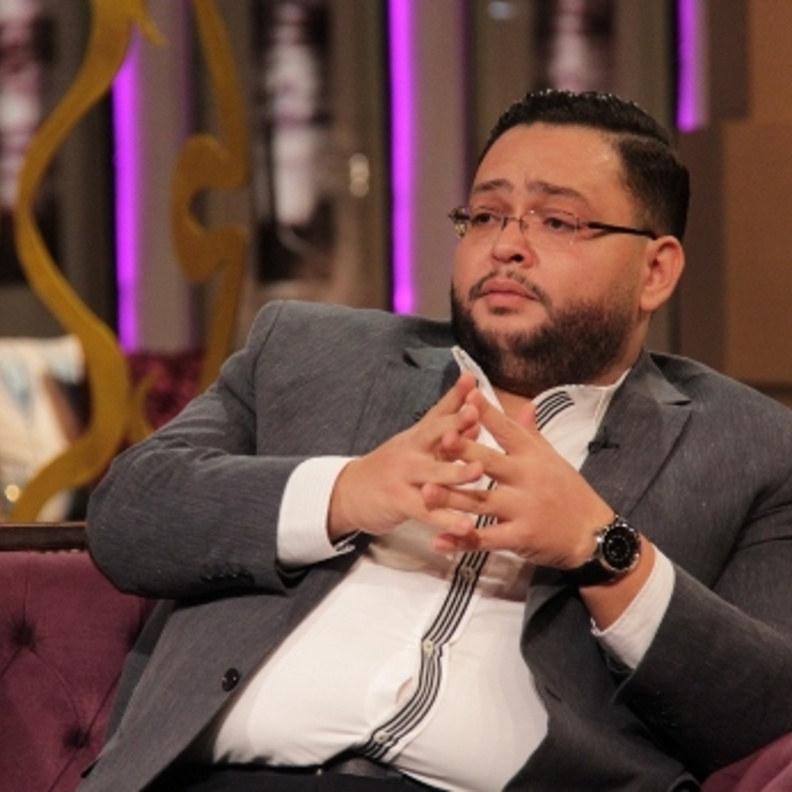 يواصل تصوير مشاهد شقته في شبرامنت