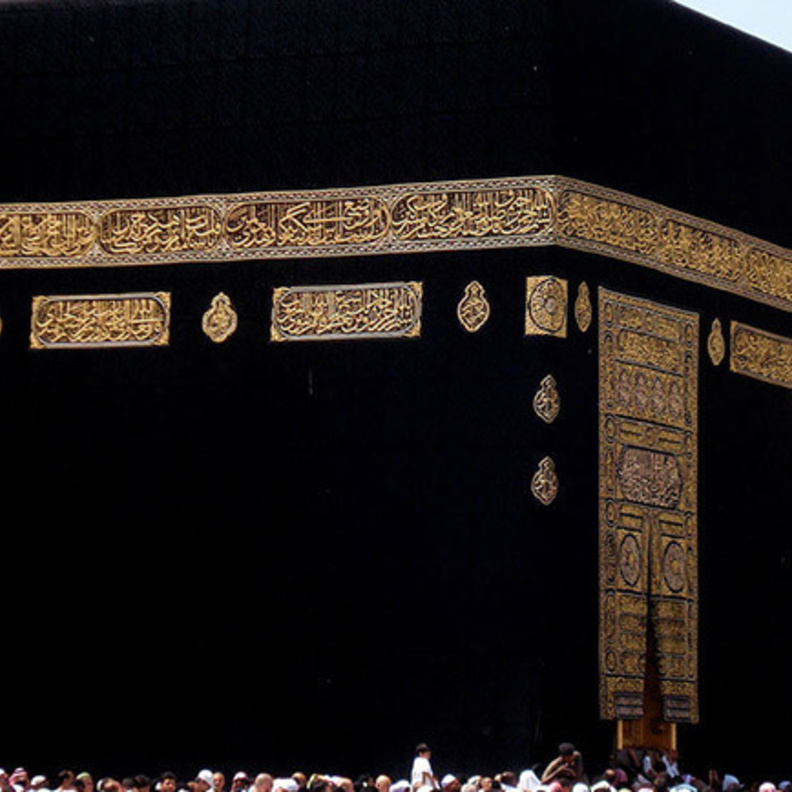 كسوة الكعبة يتم خياطتها بشكل دوري ومستمر 