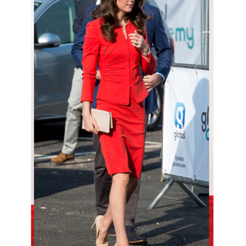 كيت ميدلتون ‏kate Middleton‏ اختارت موضة البدلة الرسمية الحمراء بأسلوب عصري من ارماني ‏Armani