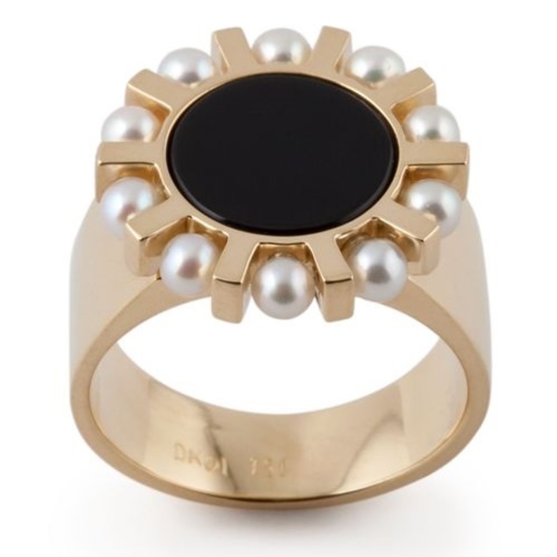 خاتم على شكل وردة لؤلؤية من تصميم دينا كمال 