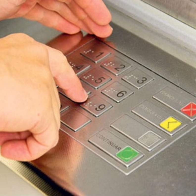 فوجئ مواطنان مصريان مقيمان في السعودية بماكينة صراف تمنحهما أكثر من 39 ألف ريال