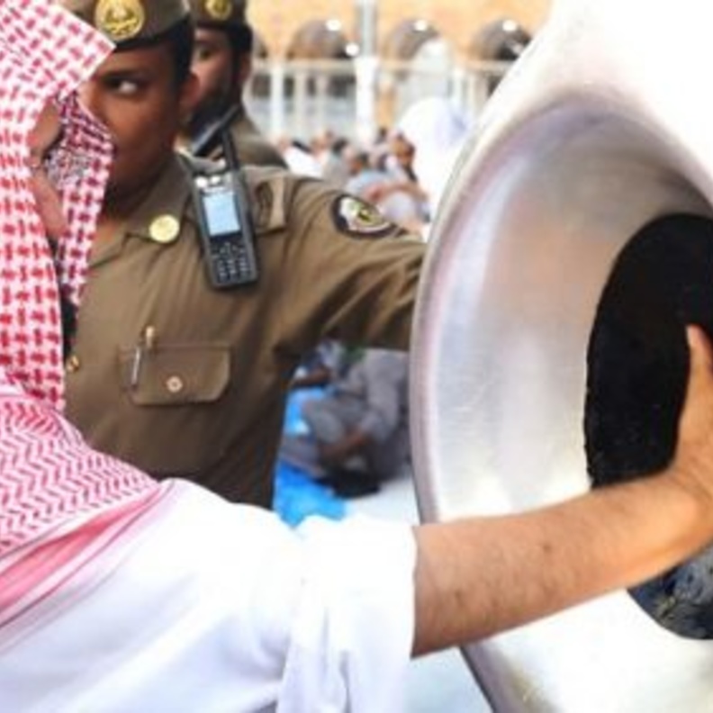 الشيخ عبدالرحمن السديس أثناء زيارة الكعبة المشرفة