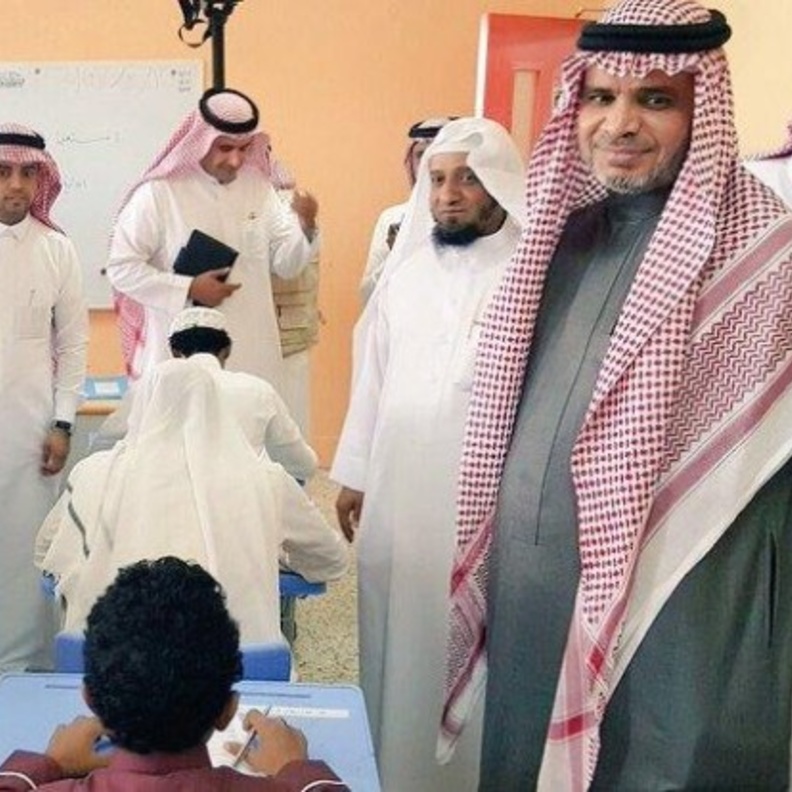 وزير التعليم د. أحمد العيسى لدى زيارته للمدارس 