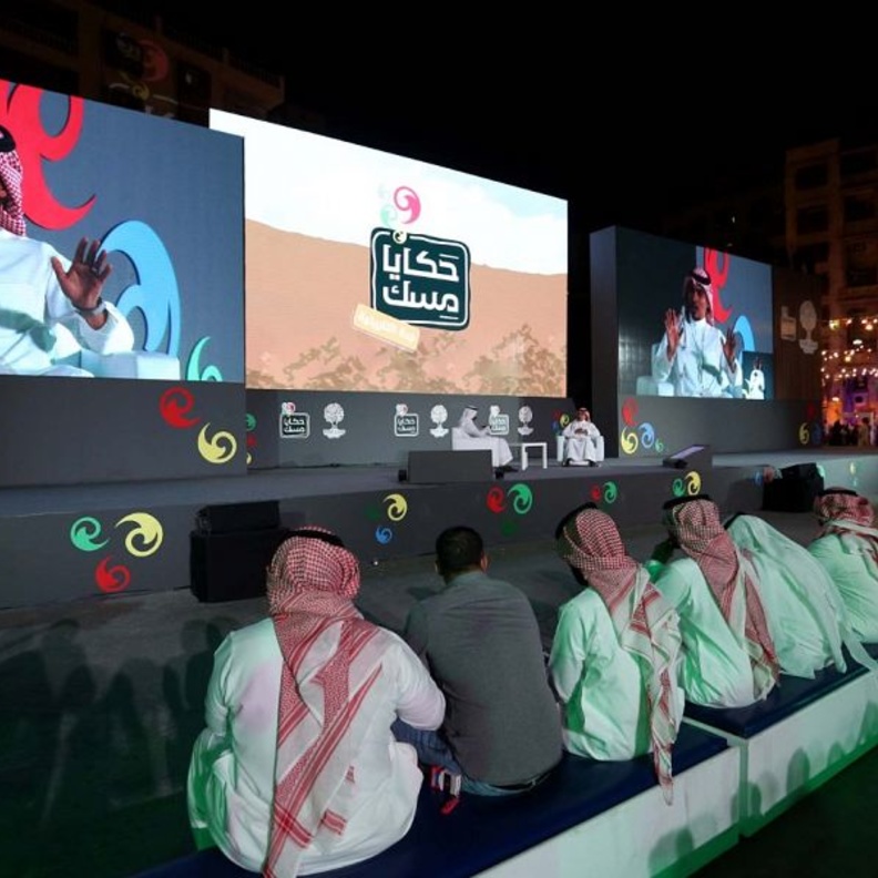 طفلة تستمتع بالفعاليات المنظمة للأطفال