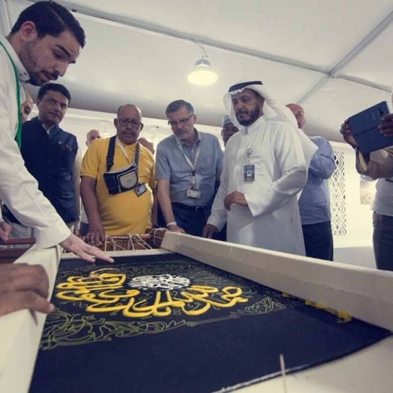 الحجاج أثناء زيارة خيمة مسك 